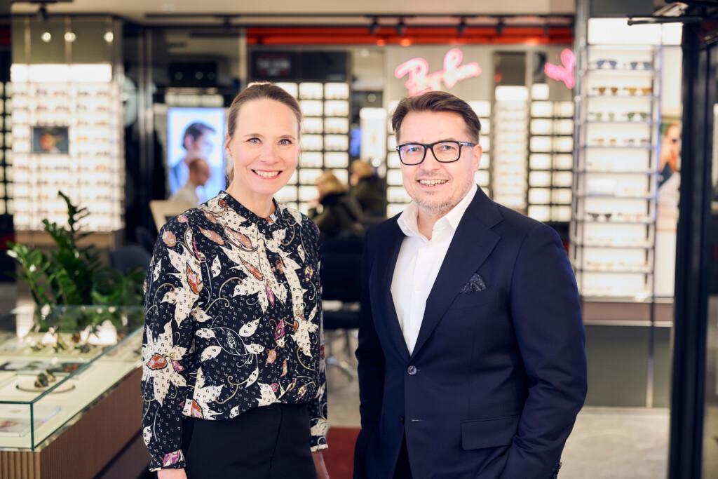 Kuvassa Tiina Tissari, Terveystalon kuluttajaliiketoiminnasta vastaava johtaja ja Pasi Anttila, Instru Optiikka Oy:n toimitusjohtaja